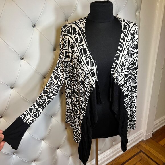 Black And White Patterned Women's Sweater - Picture 3 of 7